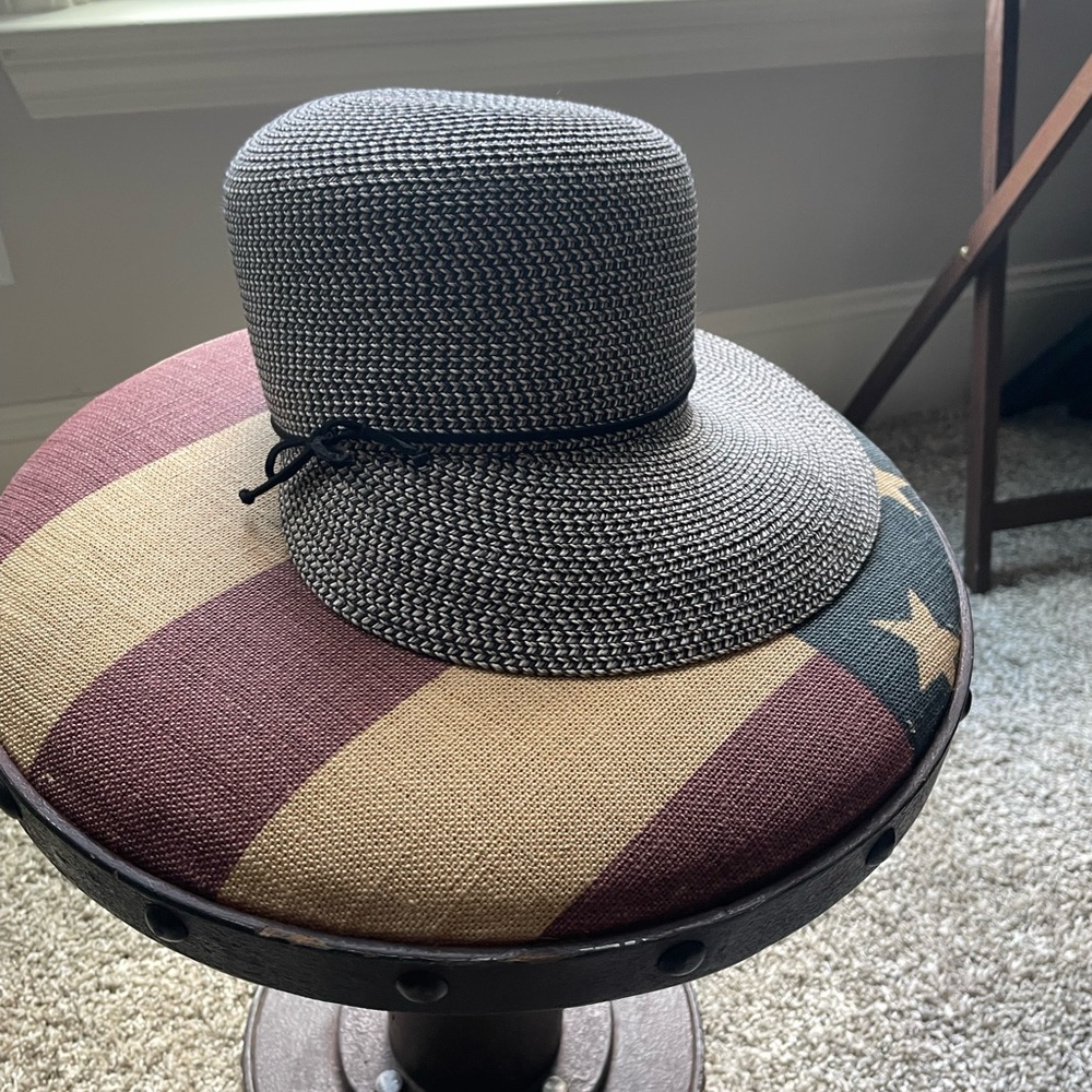 Nine West Woman’s Hat in gently used condition